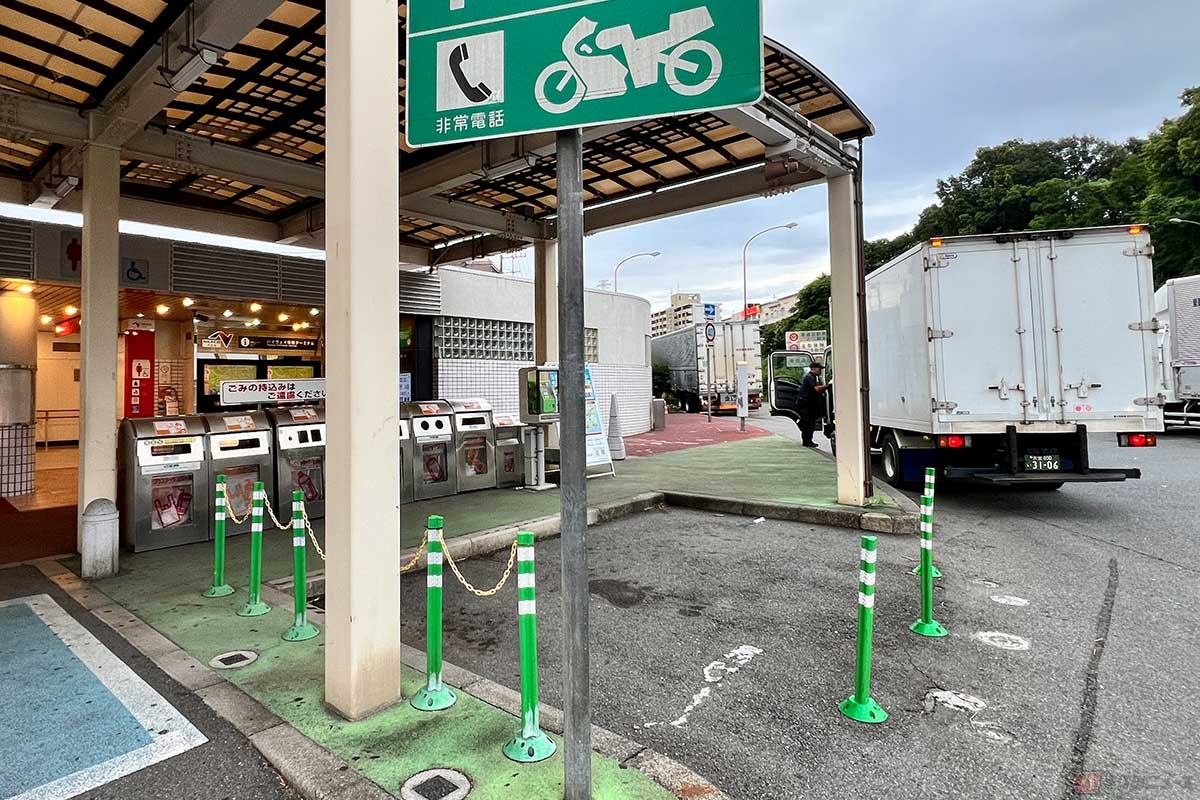 コンパクトな施設ながら、屋根が設置された2輪専用の駐車スペースも完備されている