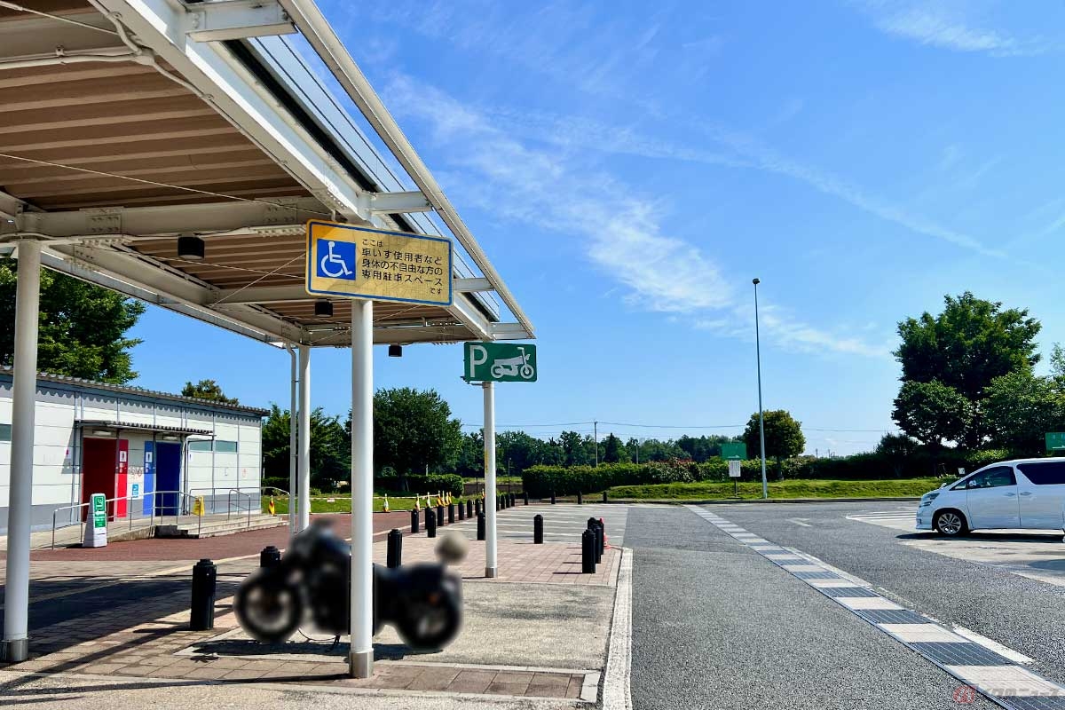 屋根が設置された2輪専用の駐車スペースが整備されている