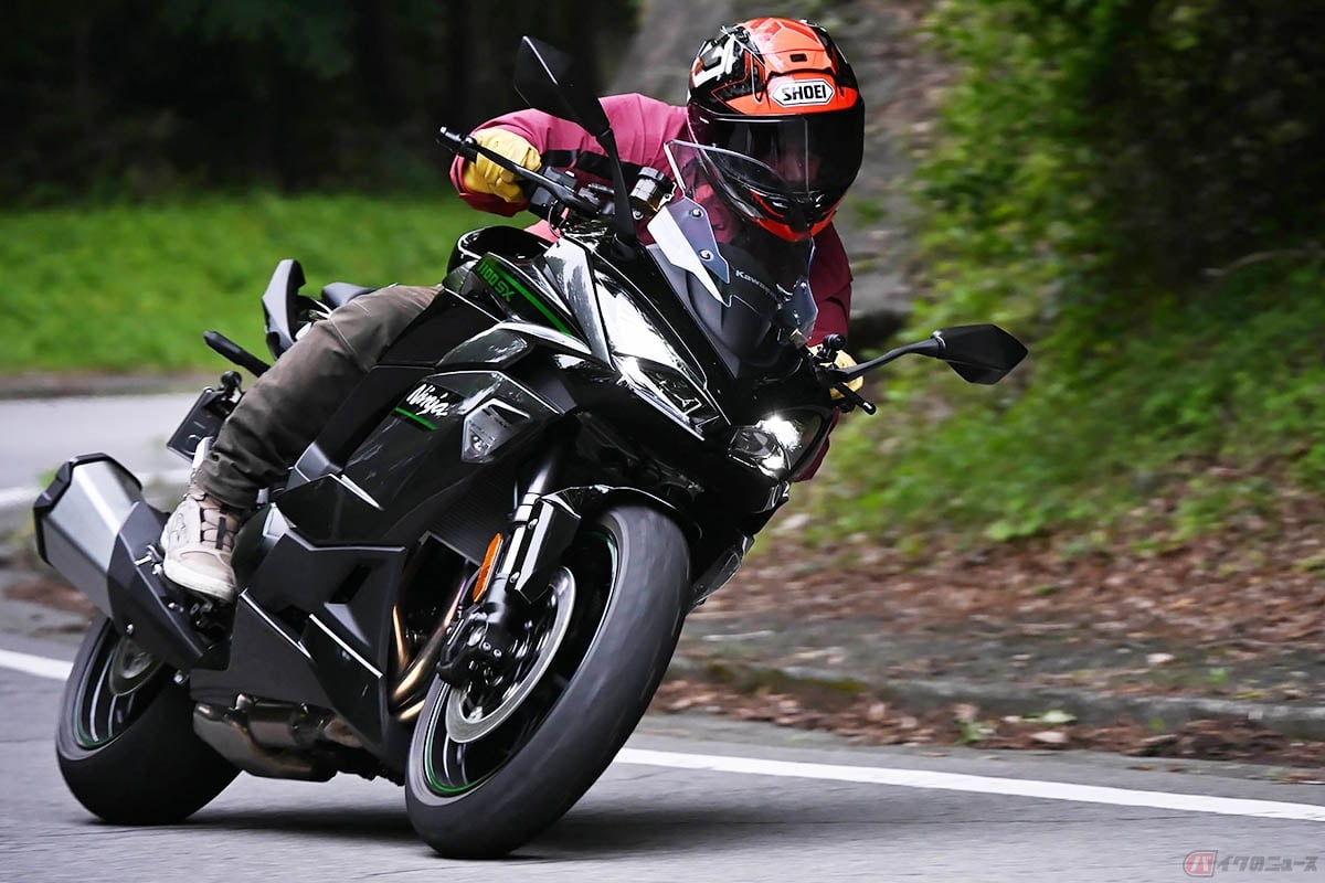カワサキ「Ninja1000SX」に乗る筆者(青木タカオ)