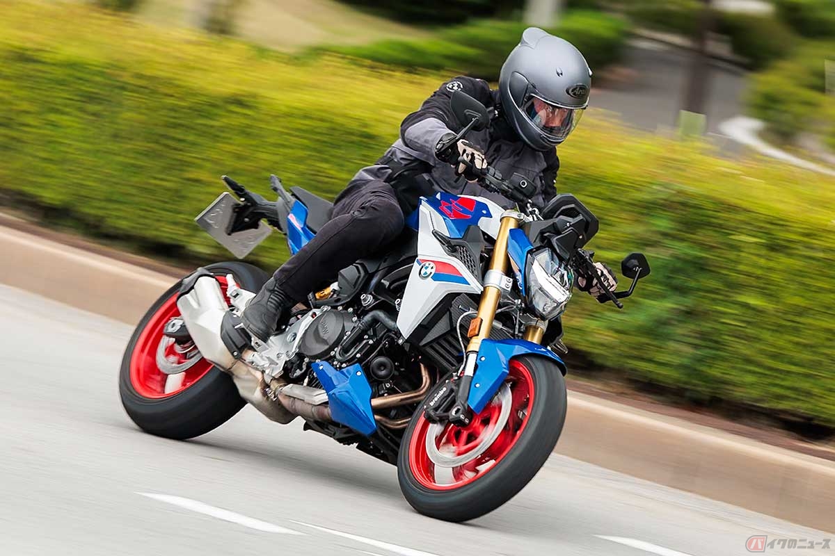 BMW Motorrad「F 900 R」（2025年型）に試乗する筆者（松井勉）