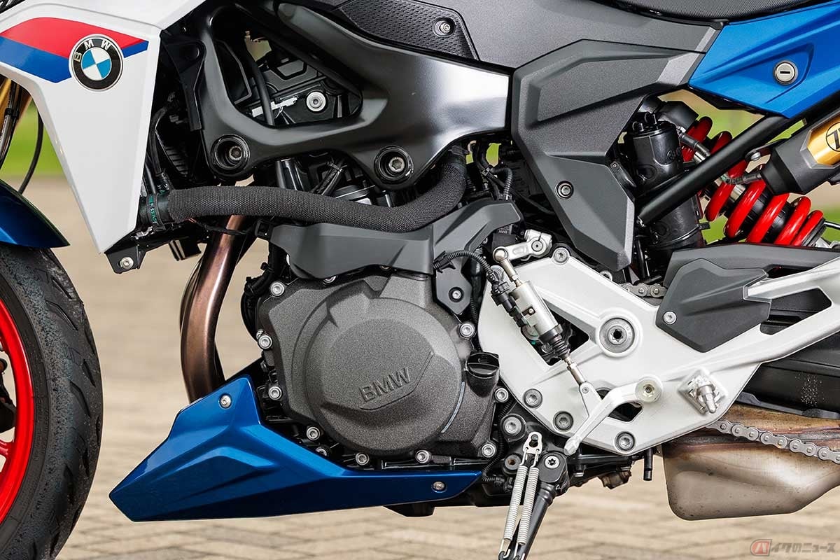 排気量894ccの水冷並列2気筒エンジンを搭載。ギアシフトアシスタントプロと呼ぶシフトアップ/ダウン双方向に対応したクイックシフターを標準装備。エンジンスポイラーはレーシング・ブルー・メタリックの標準装備
