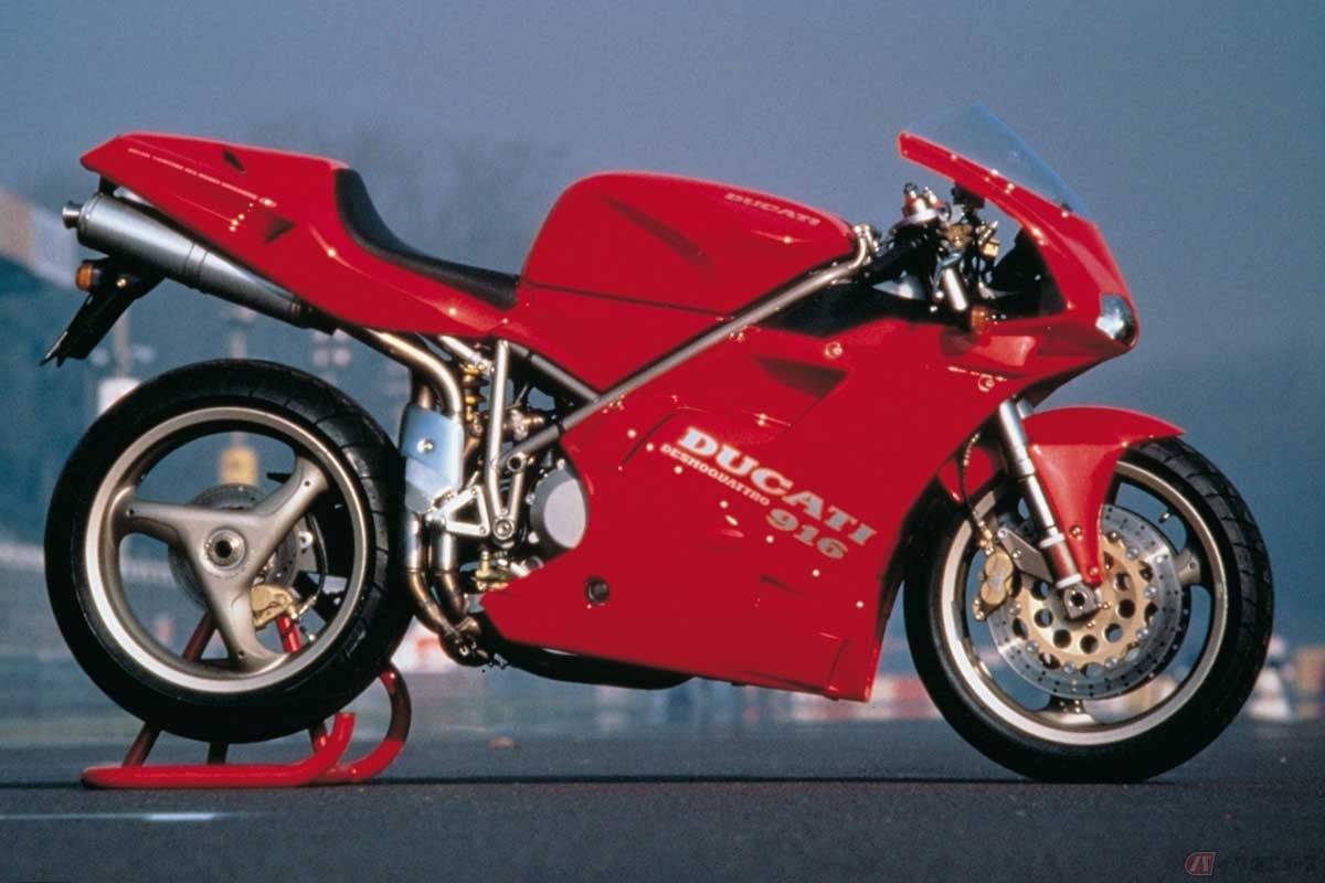 センターアップマフラーを世に広めたドゥカティ「916」(1994年)。ドゥカティのスーパーバイクは「1199」(2011年)までセンターアップマフラーを採用