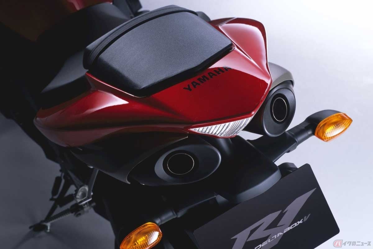 シート(テールカウル)の真下にサイレンサーの排気口が覗く「センターアップマフラー」。画像はヤマハ「YZF-R1」(2004年型)