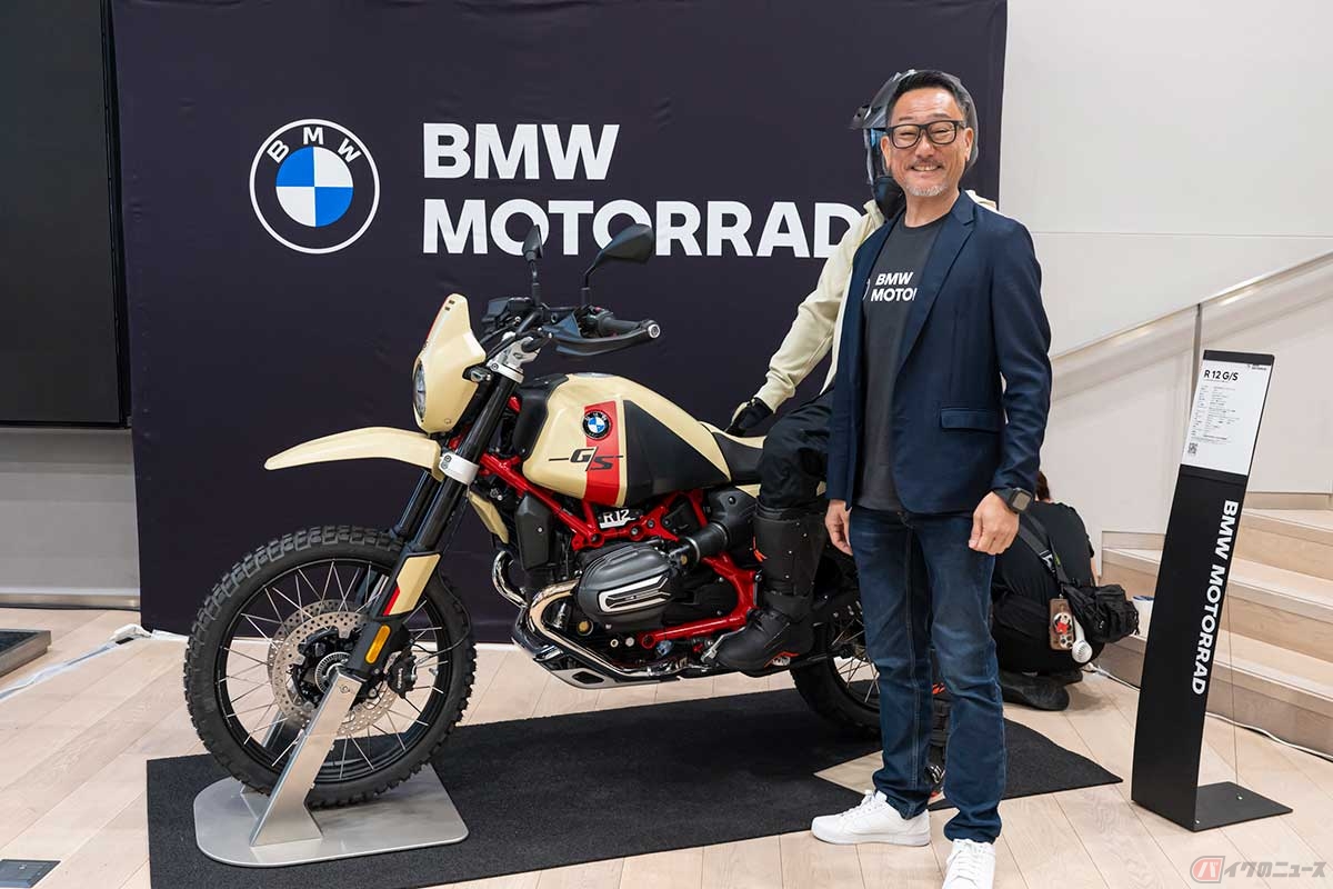 ビー・エム・ダブリュー株式会社モトラッド・ジェネラルマネージャー大隅武氏と、すでにオンライン予約で200台以上の注文があるという新型モデル「R 12 G/S」。発売(納車開始)は8月より