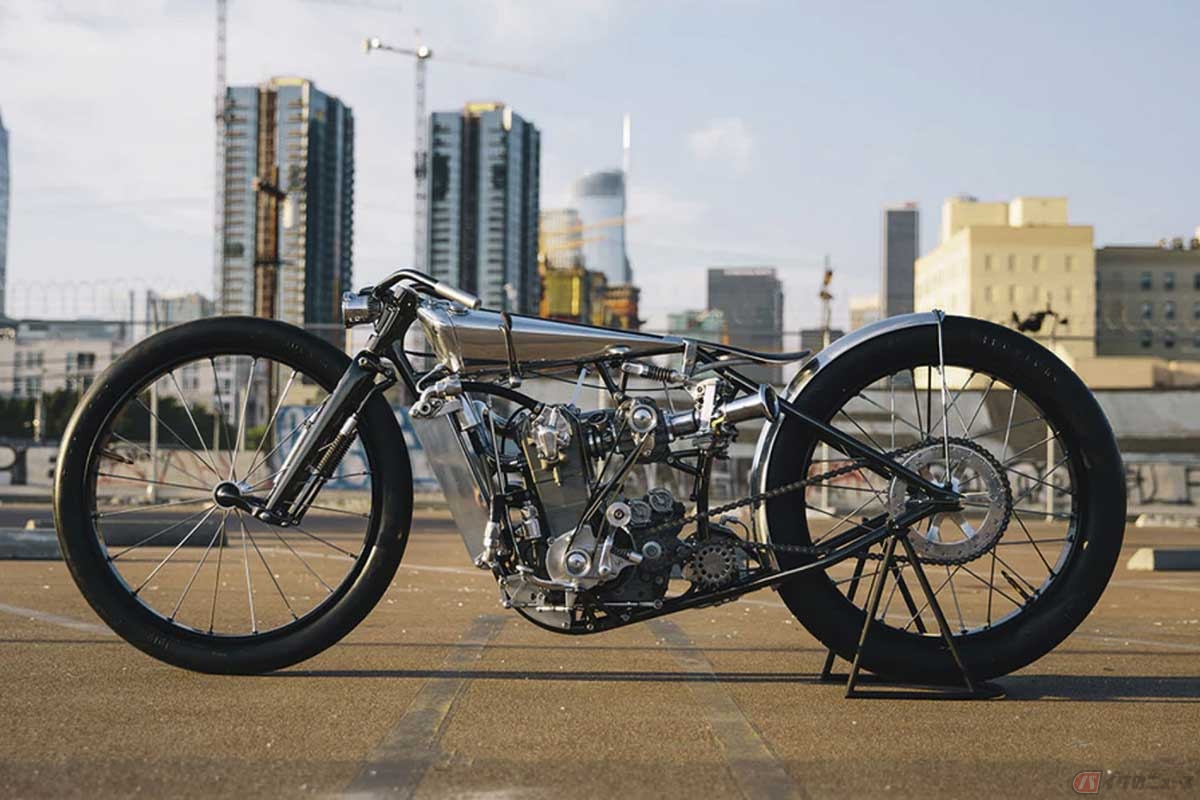 旧車ルックだが、じつはオフロードバイクの水冷単気筒エンジンにスーパーチャージャーまで搭載するカスタムバイクに注目が集まる