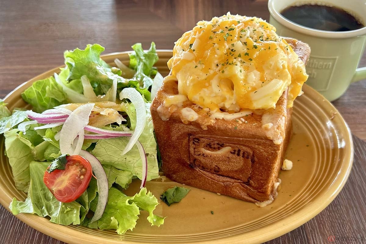 筆者（黒田悟志）がオーダーした「サザンビーチカフェ」の「ふわとろチーズたまごサンド」。半熟の卵にチーズをミックスした具材をキューブパンに挟んだもので、地元野菜のサラダも添えられています