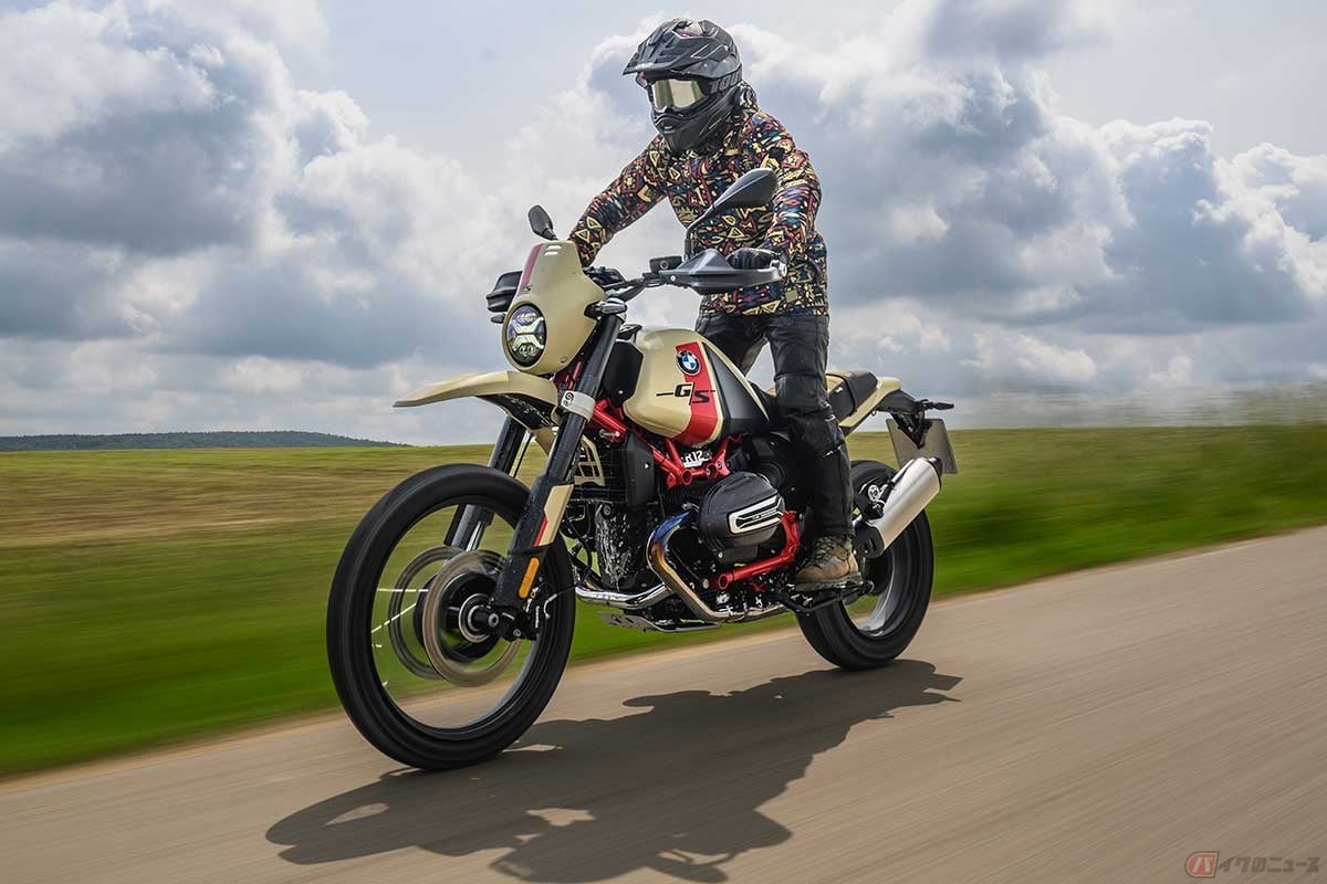 BMW Motorrad新型「R 12 G/S」(2025年型)に試乗する筆者(土山亮)