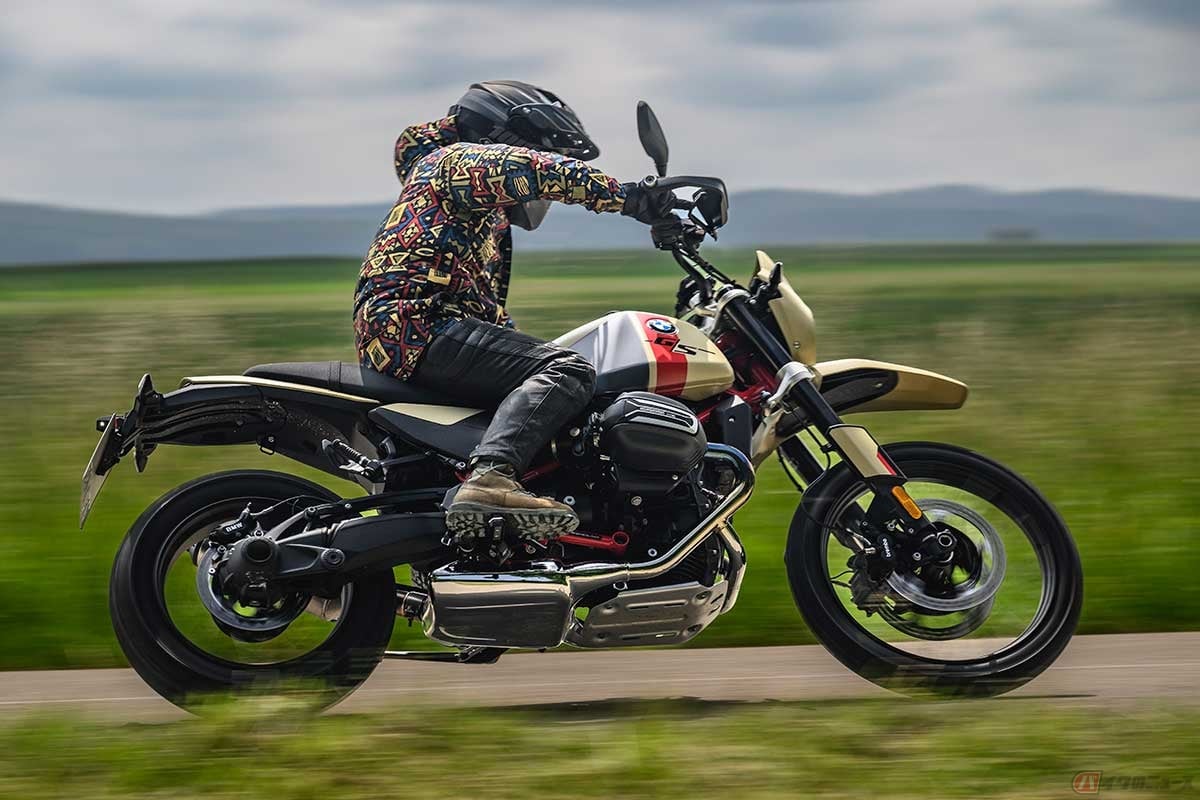 オンロードで試乗したのはリアホイールが17インチの車体。シート高は860mmと小柄な筆者にはなかなかシビアですが、片足はちゃんと接地できます。フロントホイール21インチでのコーナリングはフィーリングも自然でそれなりに楽しめちゃいます