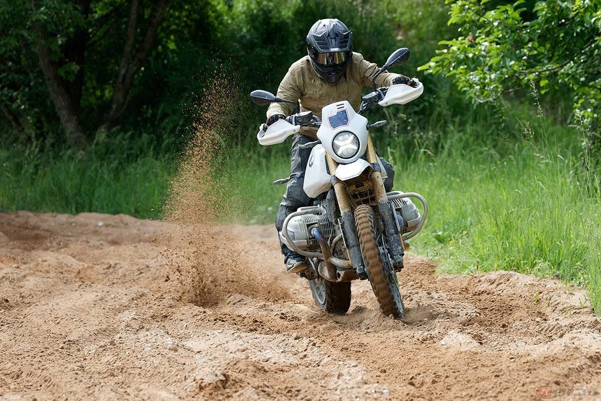 この日一番の難所、水分をたっぷりと含んだフッカフカのサンドセクションでは、深い砂にフロントが取られそうになりながらもスロットルを開けないことには進めない。トラクションコントロールは本当に優秀で、リアを振り過ぎることなくスロットル操作がトラクションへと変化。2度トライしましたが無事に脱出