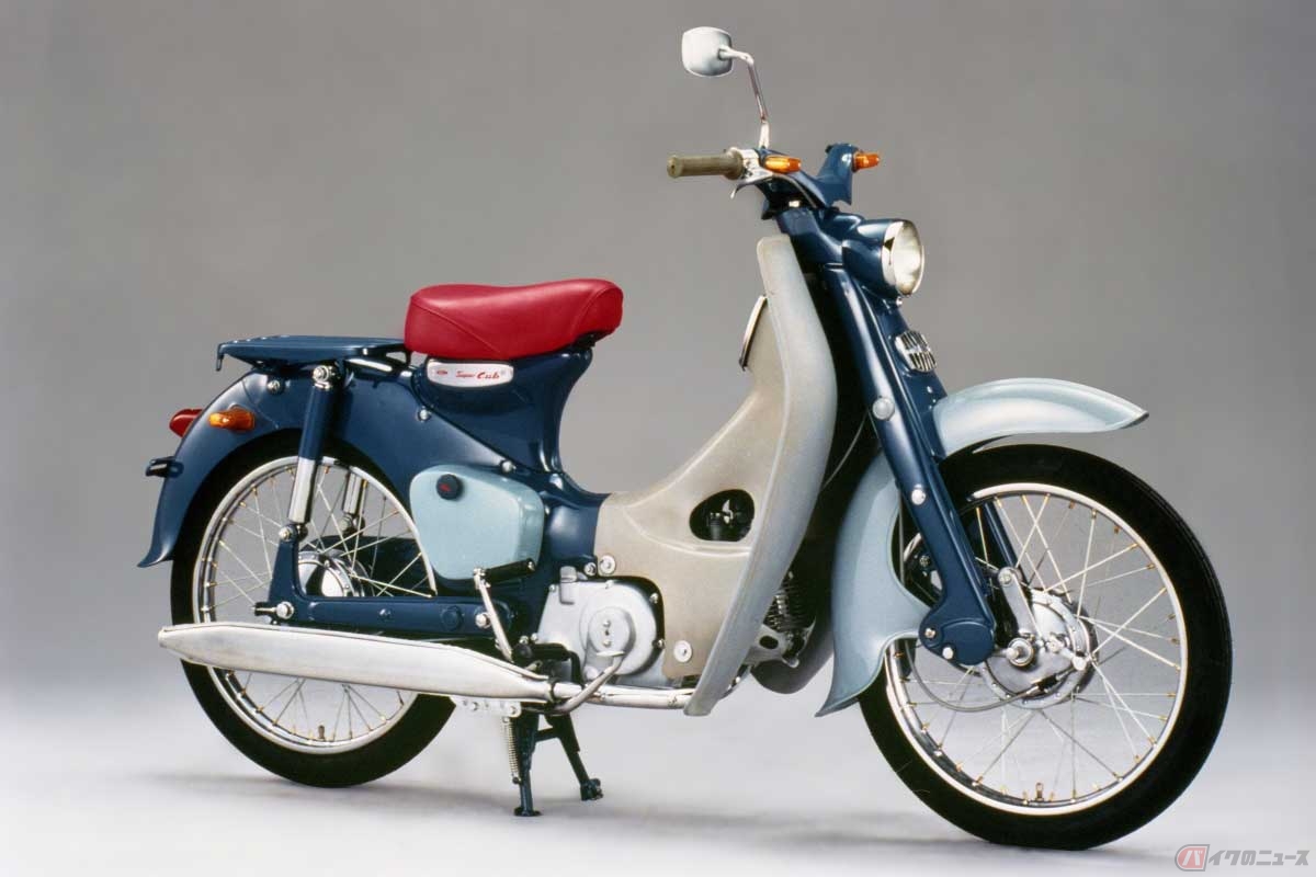 1958年に登場したホンダ「スーパーカブC100」。世界中でロングセラーの「スーパーカブ」は、ホンダのクラッチレスの代表格