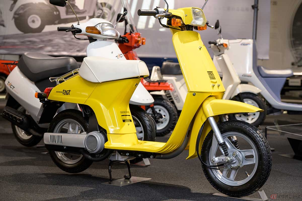 Vマチックを採用する「タクト」（1980年）は、乗り降りしやすいフラットフロアや、後のモデルチェンジで採用されたシート下のメットインスペースで大ヒット