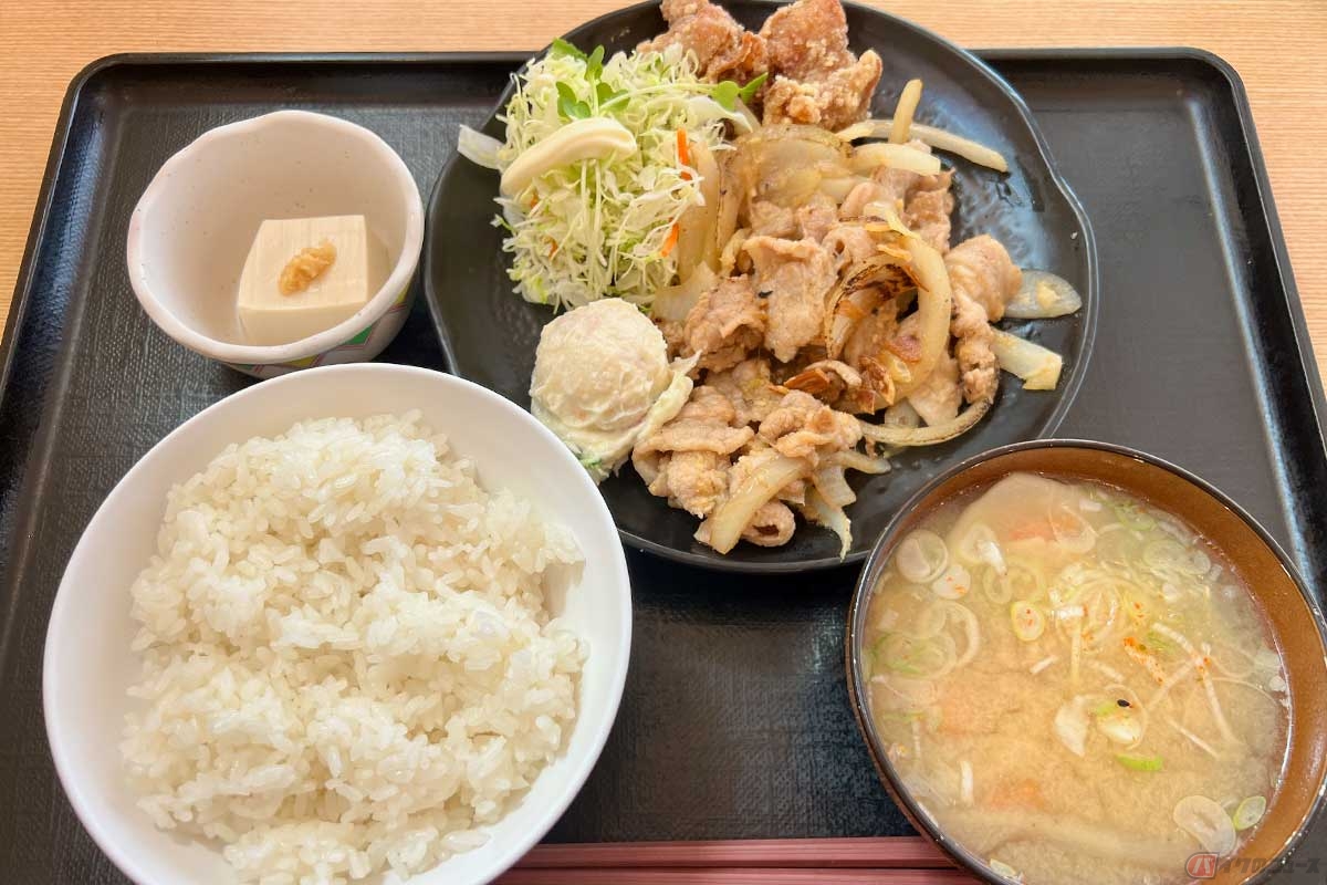 東名高速「鮎沢PA」（下り）でオーダーした「よくばり定食」（1280円）は、肉系のおかずと豚汁でご飯がススムこと間違いなし。満腹感もハンパない