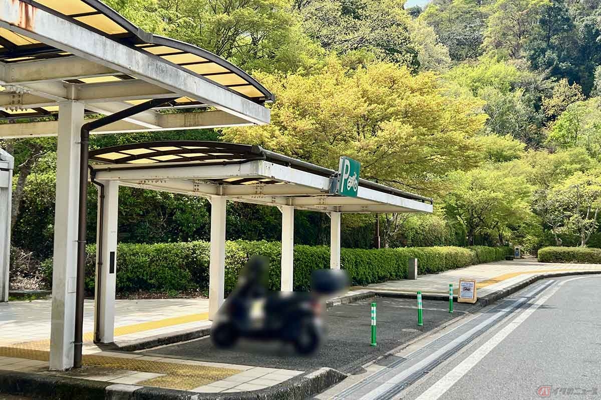 屋根が設置された2輪専用の駐車スペースも完備