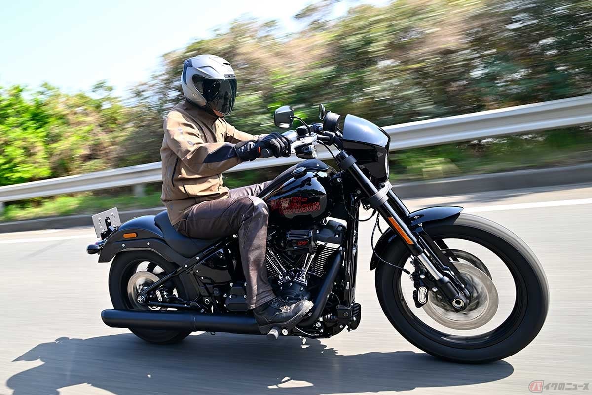 ハーレーダビッドソン「LOW RIDER S」(2025年型)に試乗する筆者(中村友彦)