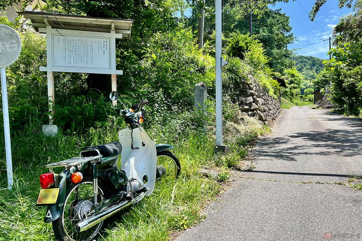 続いて「埴原城跡」へ。解説板は城の入口から少し離れたところにあった