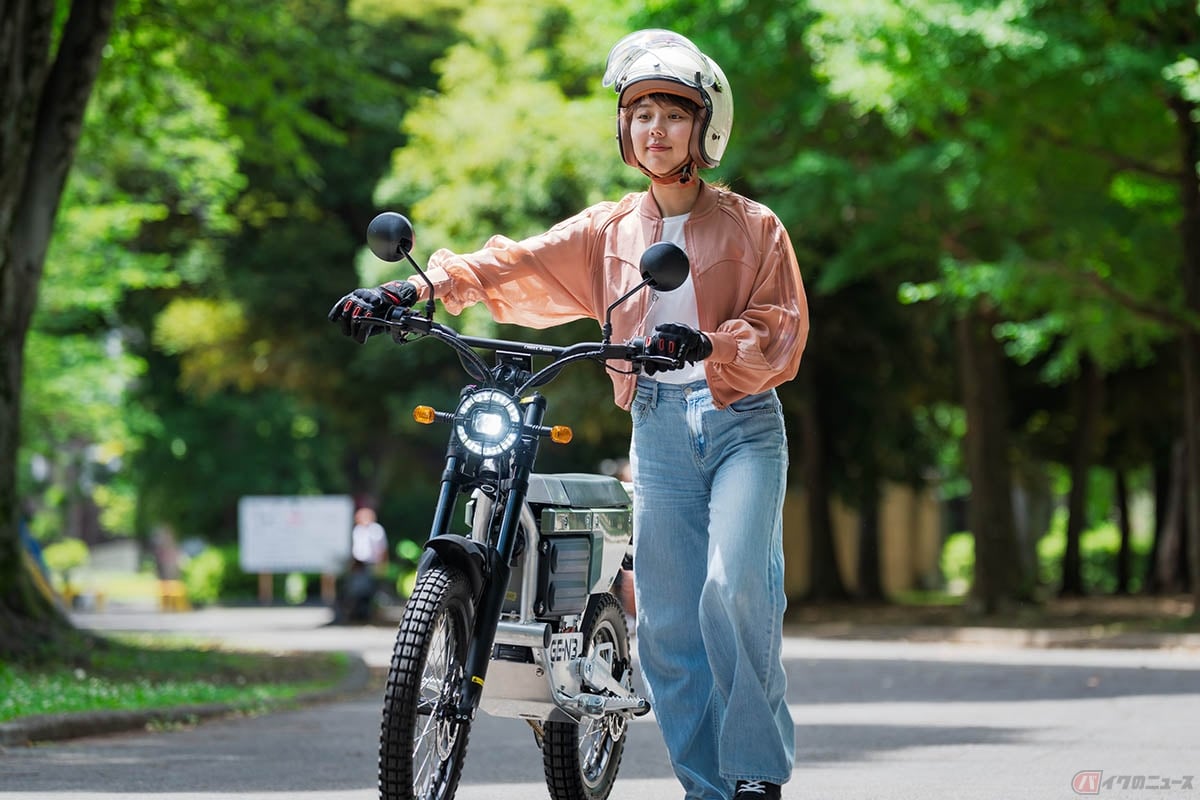 ダートフリークの原付一種の電動バイク「GE-N3」(通称ゲンさん)と小野木里奈さん。車重58kgと軽量なため、押し歩きも楽に行えます