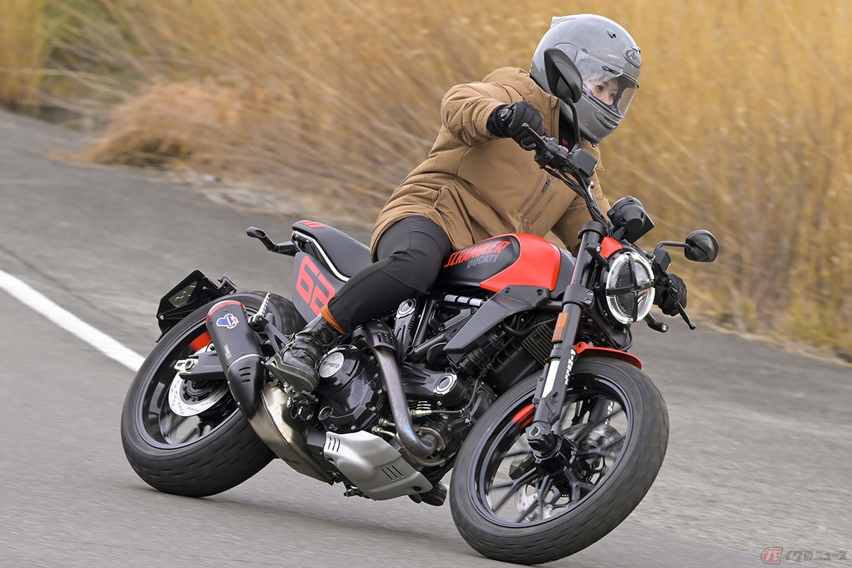 今回試乗したドゥカティ「Scrambler Full Throttle(スクランブラー フルスロットル)」。車やバイクが多い街中でも、ヒラヒラと軽快に走れてストレスフリー。狭い道でも扱いやすく、街乗りが楽しくなる一台