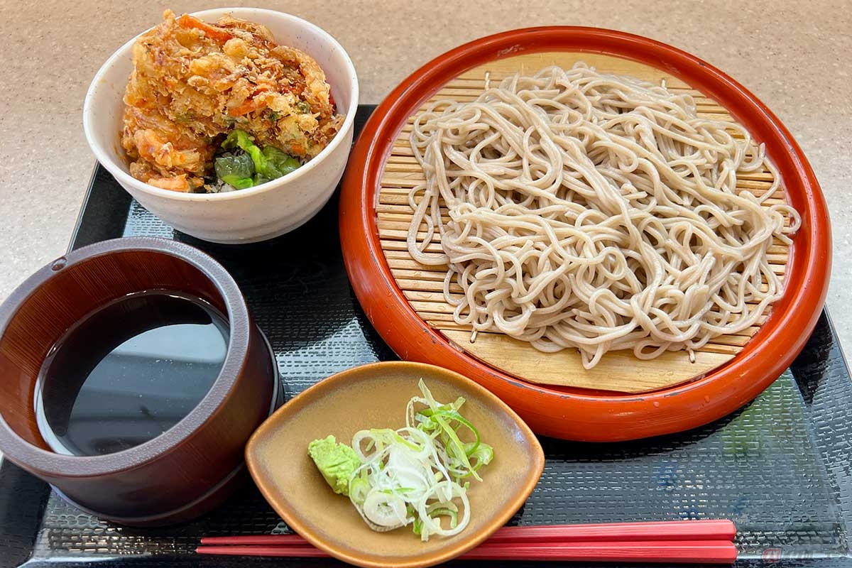 東関道「湾岸幕張PA」（下り）で夏の期間限定メニュー「もりそばとミニかき揚げ丼」（1000円）を実食。まさに暑い日の食事にぴったり。薬味の彩りで清涼感もある