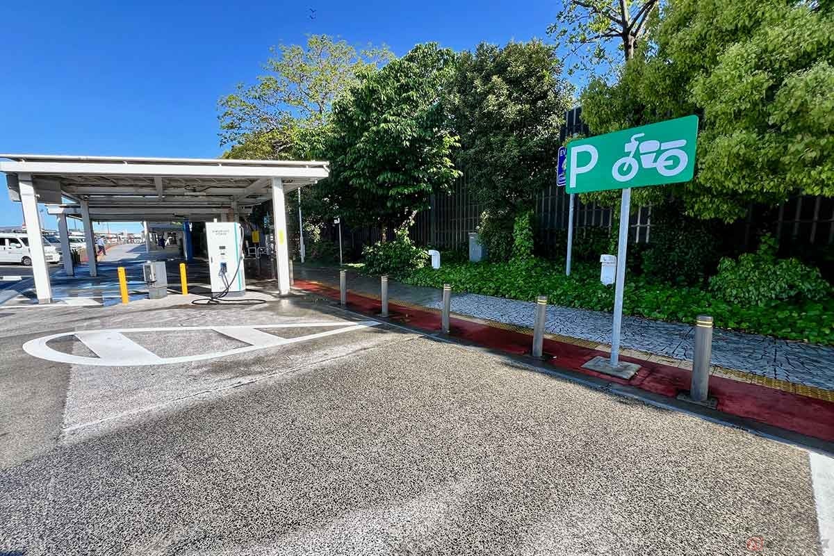 屋根は無いものの、2輪専用の駐車スペースは確保されている。フードコートやトイレまでの導線は屋根の下を歩いて行ける