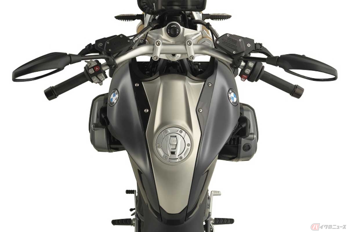 BMWモトラッドの水平対向2気筒エンジンは、2023年型からの「R 1300」系以前のモデルは真上から見ると驚くほど前後にズレている。画像は2015年型の「R 1200 R」