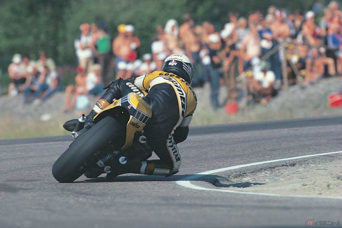 ハングオン(ハングオフ)でコーナリングするケニー・ロバーツ(1980年)。多くのライダーたちがこのフォームに憧れた