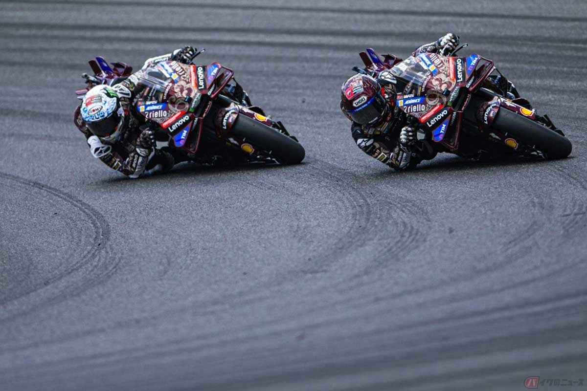最新の「ヒジ擦り」フォーム。2025年イタリアGPでドゥカティを駆るフランチェスコ・バニャイア選手(左)とマルク・マルケス選手(右)