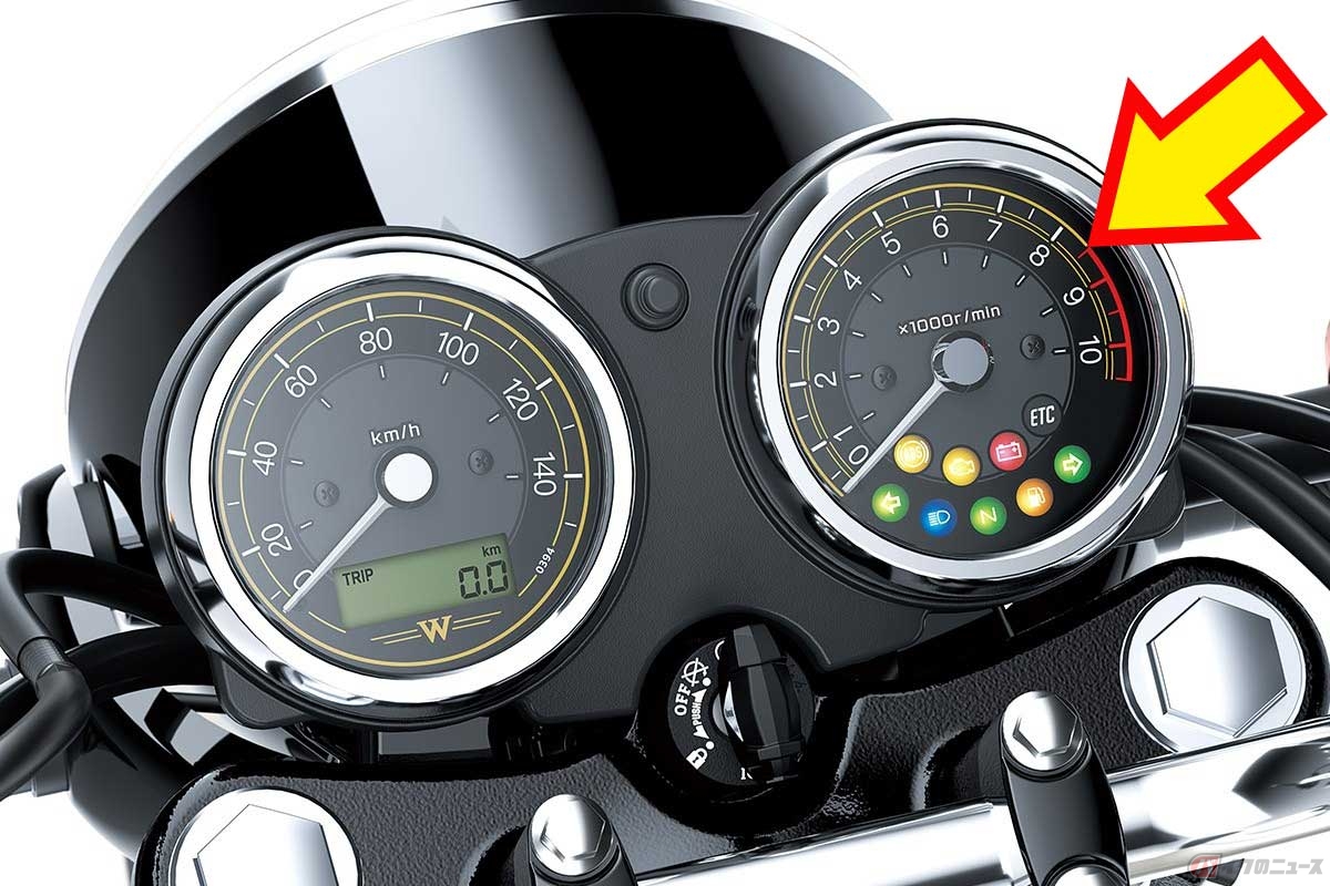 カワサキ「W230」のメーター。タコメーター（右側）のレッドゾーンは「これ以上回すとエンジンが壊れる」という警告