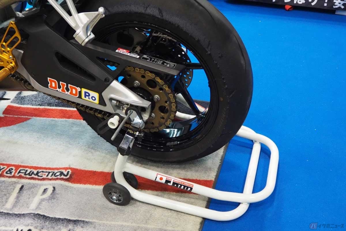 中空アクスルシャフトのバイクを、貫通シャフトタイプのメンテナンススタンドで立てた様子(スタンドはJ-TRIPの「はじめてスタンド」)。タイヤ交換はできないが、チェーンのメンテナンスやエンジンオイルのレベルチェック&交換作業にとても便利