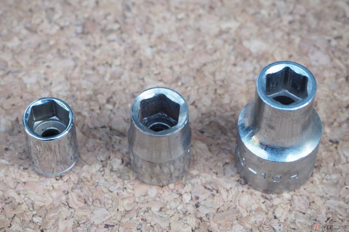 ボルトやナットの頭のサイズに合った「ソケット」を専用のハンドルなどに差し込んで使う「ソケットレンチ」