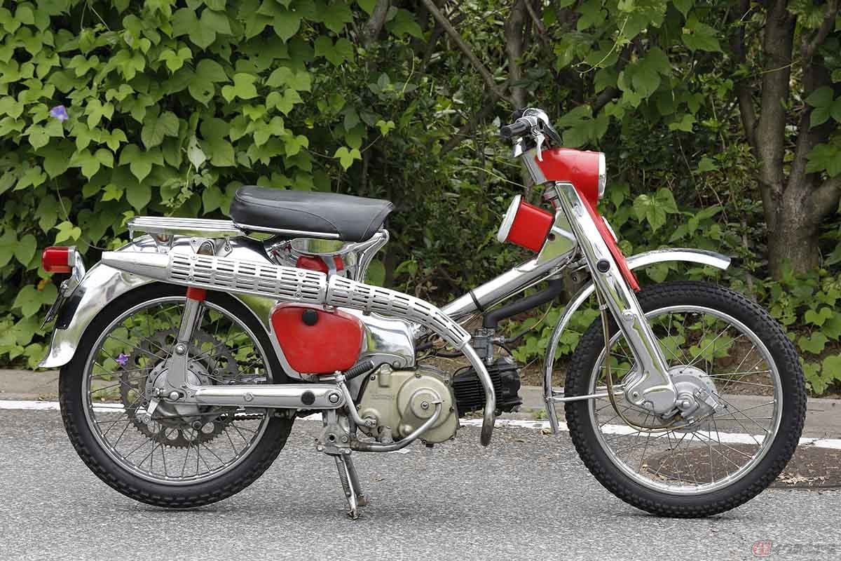 初期に登場したC105HやC105Tトレール(オフロード系)モデルは、ダウンマフラーを採用していましたが、1962年からスポーツカブのようなアップマフラーになりました