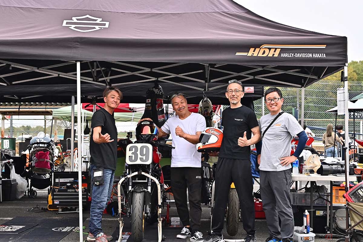 ハーレーダビッドソン「パンアメリカ」レーサーで筑波サーキットでレースに参戦する野中さん（左から2番目）とハーレーダビッドソン博多の武田さん