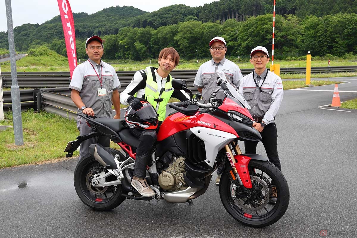 Astemoの開発担当と筆者（青木タカオ）。テスト車両はシートが800mm以上あるドゥカティ「ムルティストラーダV4S」です
