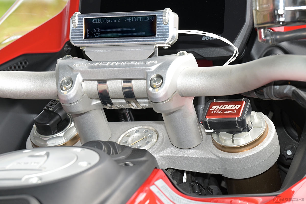 テスト車両のフロントフォーク左側にはギアポンプ式車高調整システム、右側にはEERA Gen2セミアクティブサスペンションを搭載。右側にある赤いボックスがアクチュエーターとECUの一体型ユニットで非常にコンパクトな設計とされています