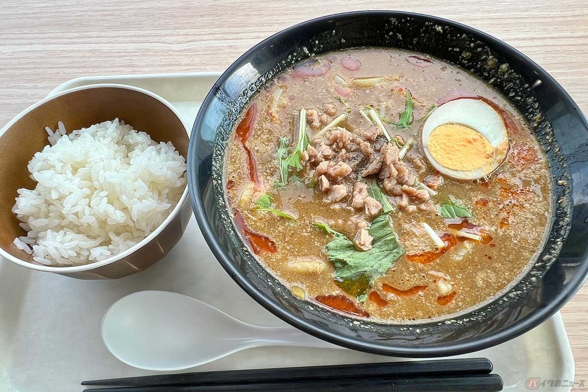 首都高「代々木PA」で見つけたオリジナルメニュー「豆乳スープカレーうどん ライスセット」(1120円)は、一般的なカレーうどんとは様相が異なる。アイデアと工夫が光っている