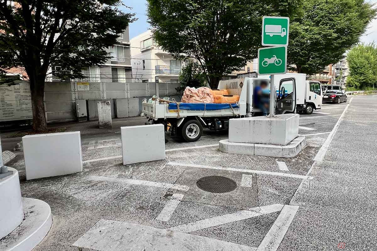 狭いが2輪専用の駐車スペースも確保されている