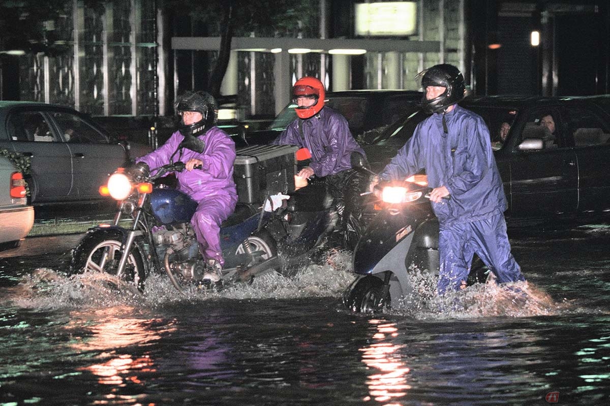 近年増えているゲリラ豪雨。道路が冠水することも珍しくはないため、バイクの水没には注意したいところです