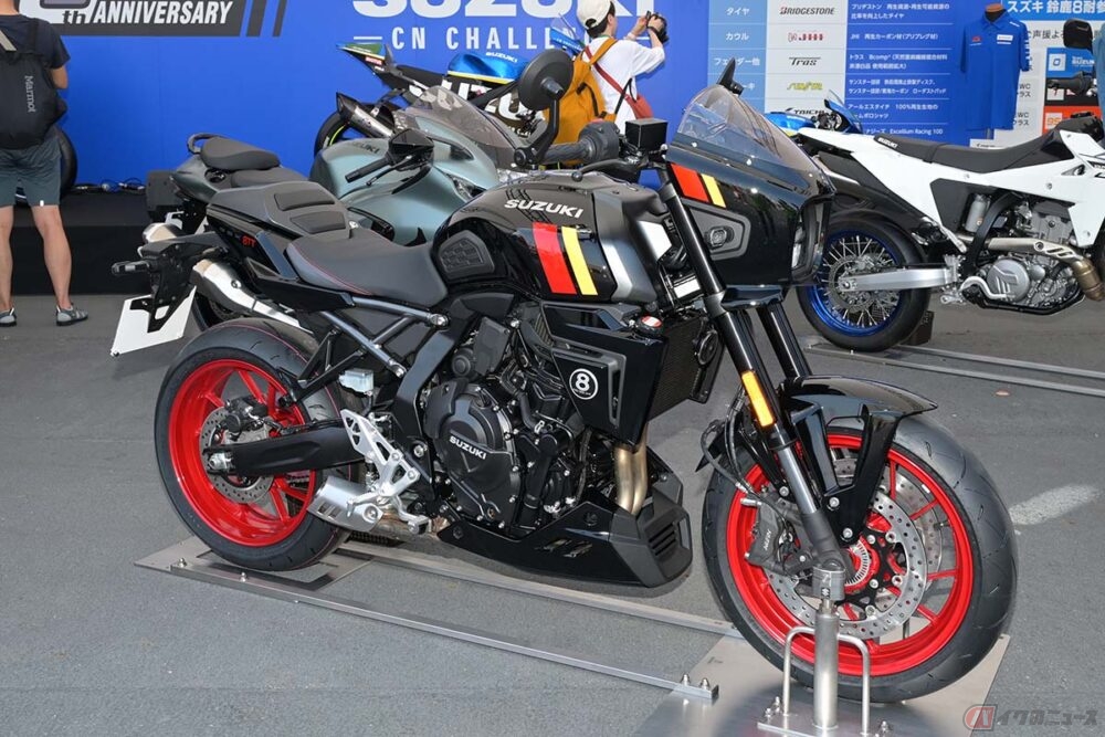 スズキが鈴鹿8耐会場で「GSX-8T」「GSX-8TT」を初公開！ 1968年登場の