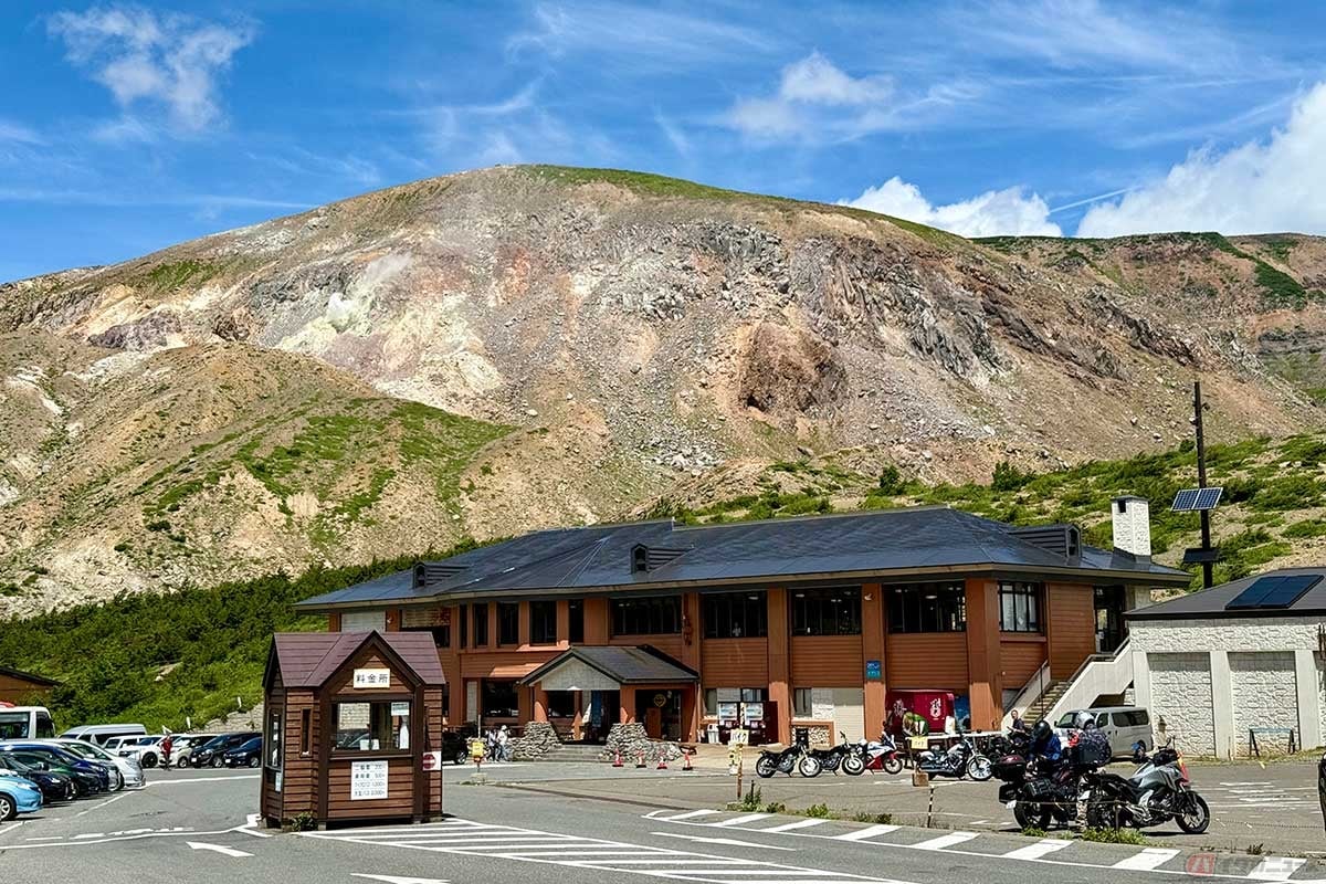 一切経山を背負って建つ「浄土平レストハウス」。一切経山や吾妻小富士の登山口もあり、ドライブやバイクでのツーリング、ハイキングに訪れた人で賑わいます