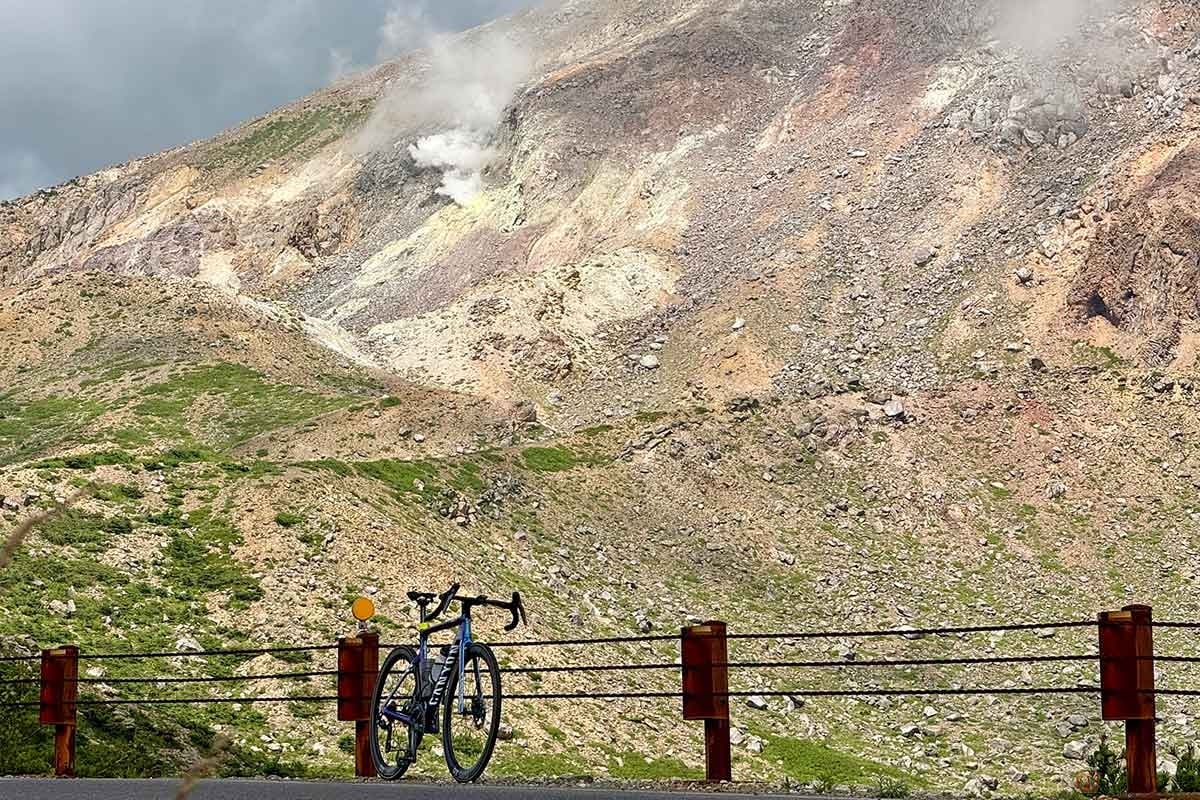 火山ガスが立ち昇る、浄土平の風景を走る磐梯吾妻スカイライン