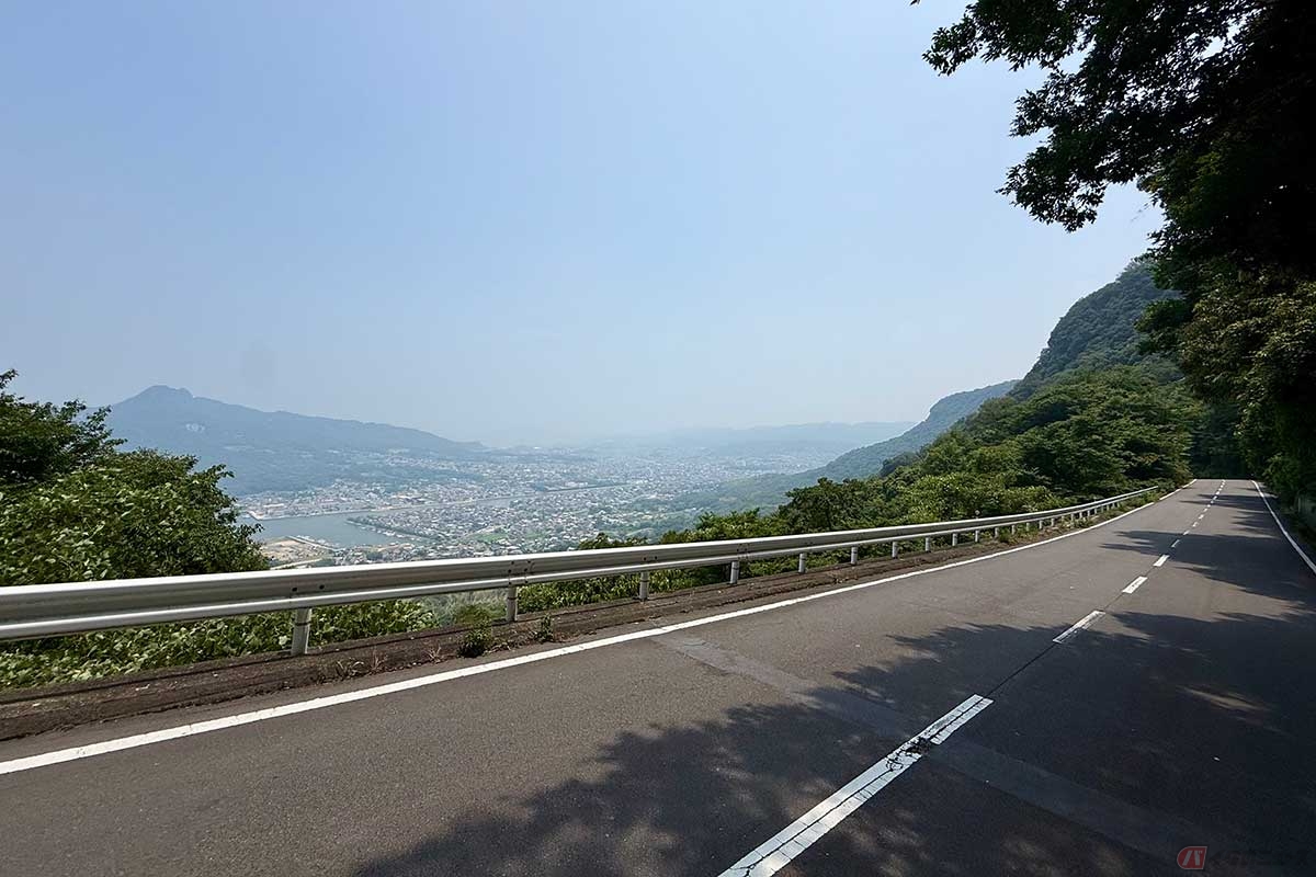 市街地がぐんぐんと遠ざかる屋島スカイウェイの直登