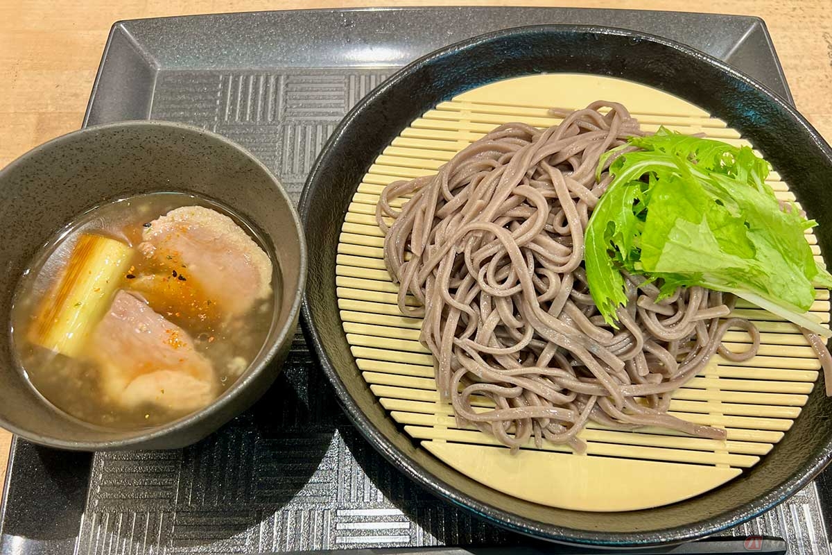 首都高湾岸線「市川PA」でいただく「鴨せいろそば」（880円）に、PA飯へのこだわりと高いセンスを感じる……