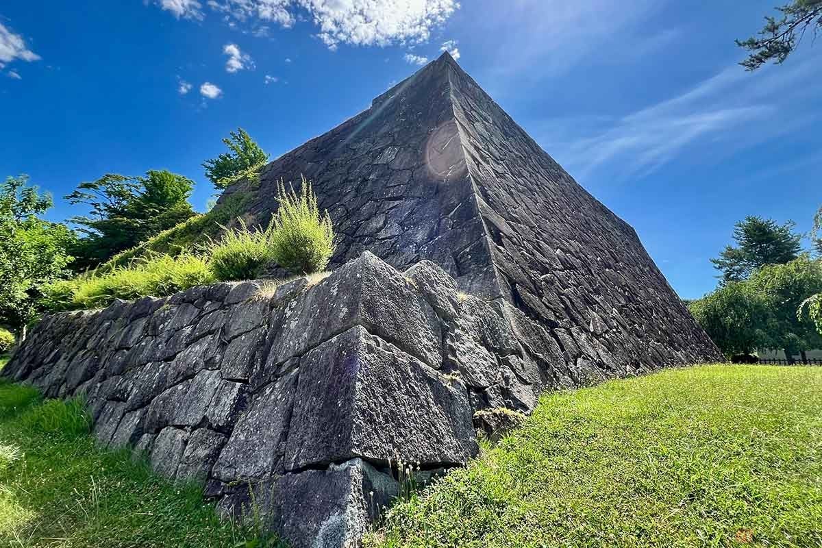 自然石を積み重ねた「野面積み」だけでは作れない、精緻な形状の石垣。加工された石を積み重ねた「打込接(うちこみはぎ)」や、長方形の石を長短交互に積んだ「算木積(さんぎづみ)」なども見られる
