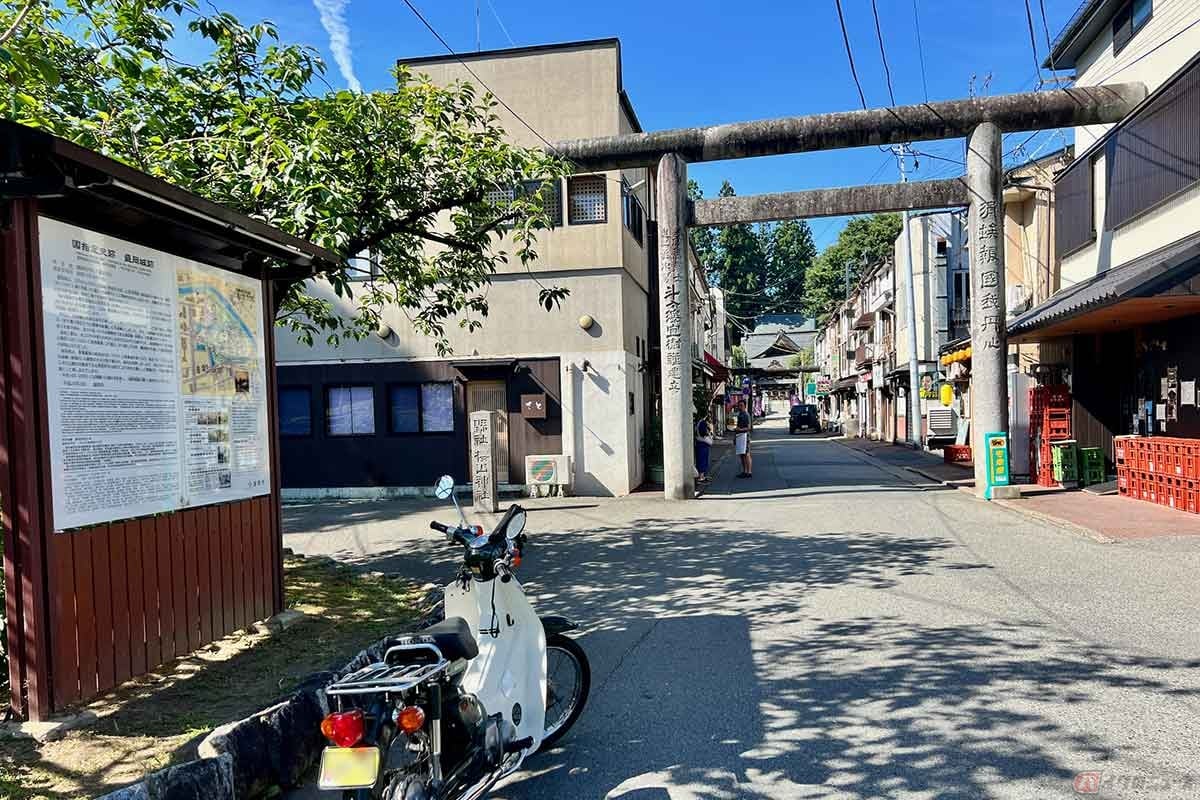岩手公園(盛岡城跡公園)内にある「櫻山神社」の駐車場にバイクを停めて散策を開始。昭和な雰囲気のある商店街を抜けていく