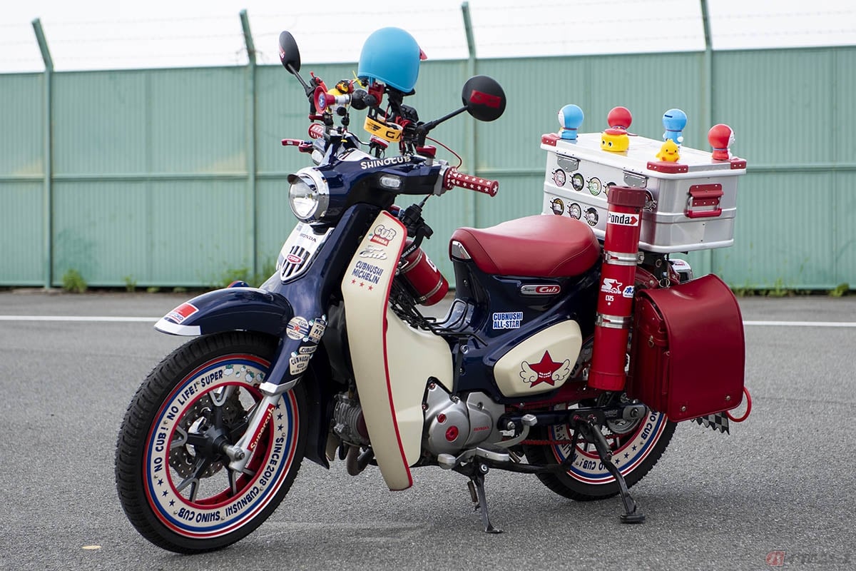一目見るだけで笑顔がこぼれてしまう「スーパーカブC125」カスタム。見た目でだけではなく、足回りの強化やヨシムラ製のエキゾーストも装備されています
