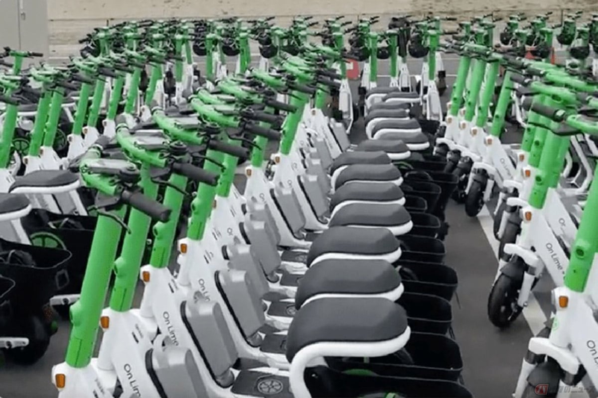 大阪・関西万博の関係者専用エリアに導入されている、Limeの電動シートボードと電動キックボード183台