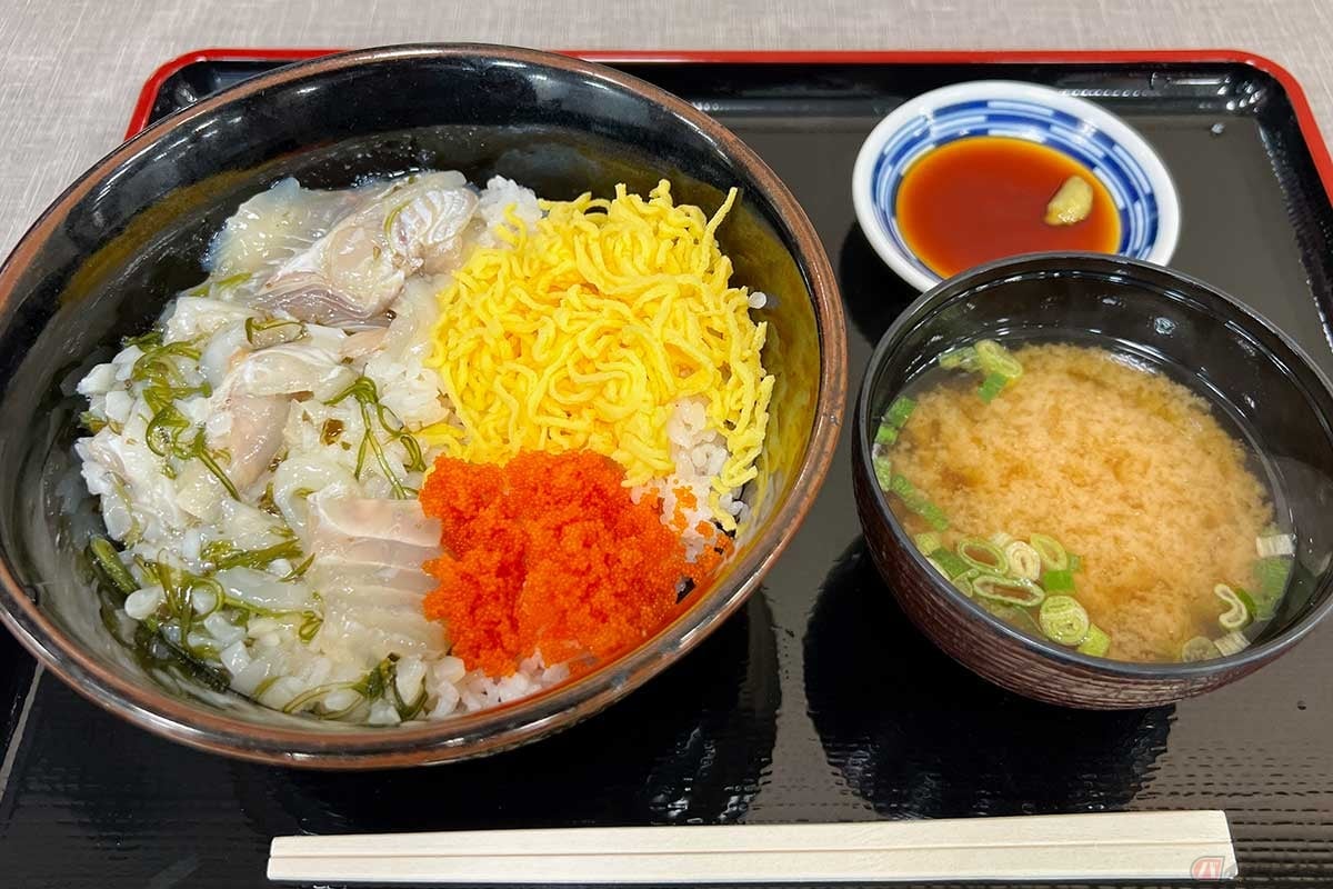 常磐道「中郷SA」(上り)で発見した色鮮やかな海鮮系メニュー「ぶっかけひらめ丼」(1150円)を実食。山の中を走ってきた感覚だったので海鮮系は意外。味噌汁付き