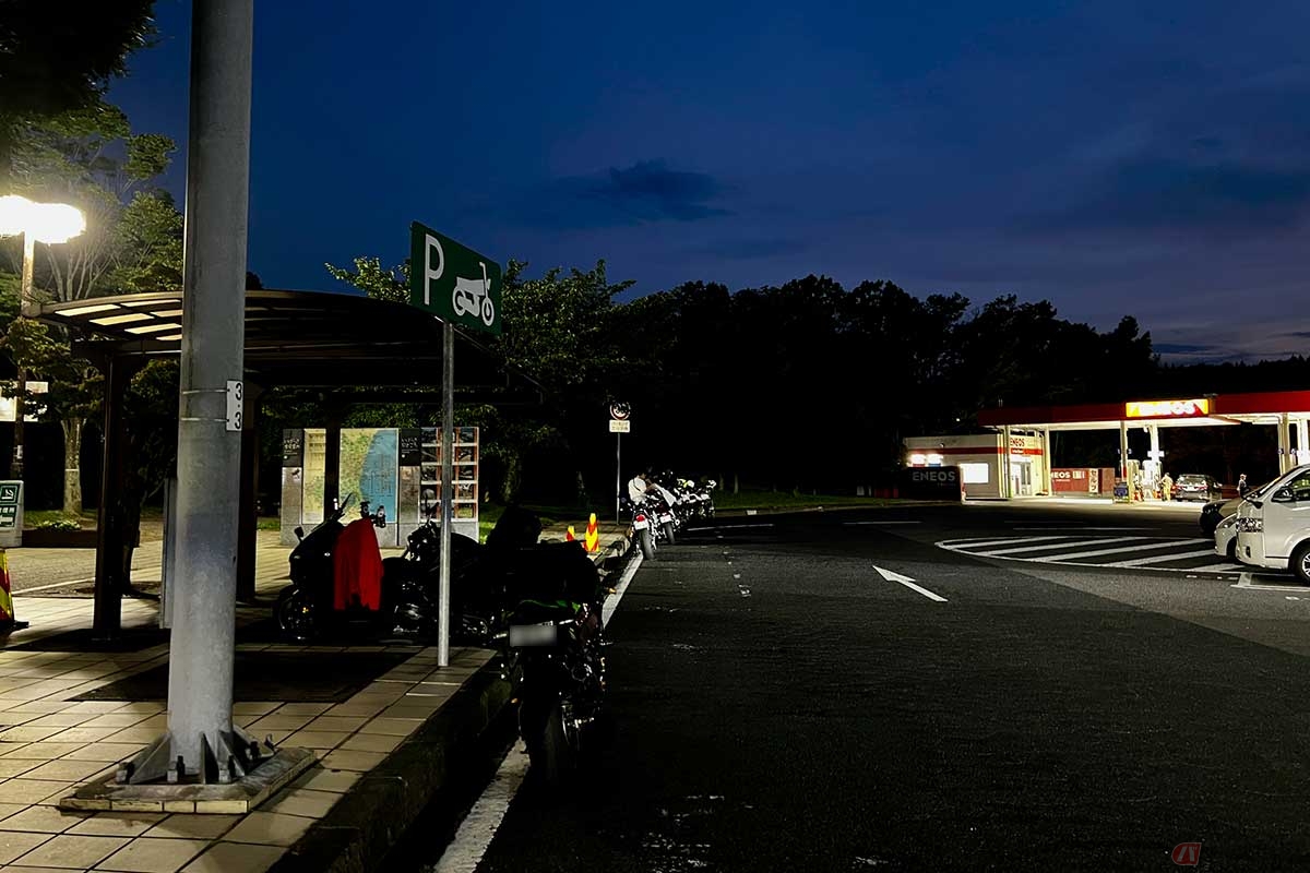週末だったからか、バイクが2輪専用の駐車スペースからあふれていた