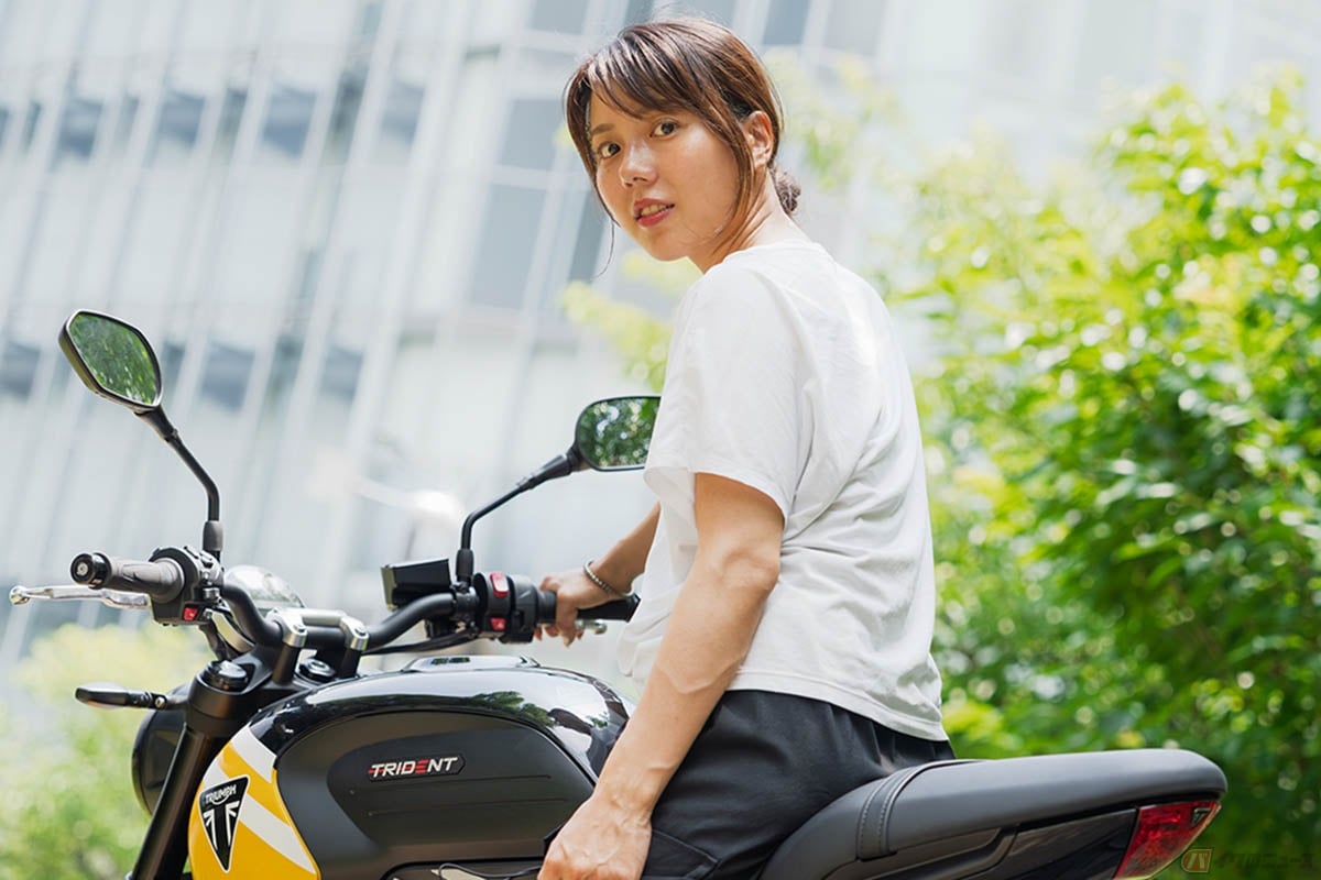 トライアンフ「トライデント660」と小野木里奈さん