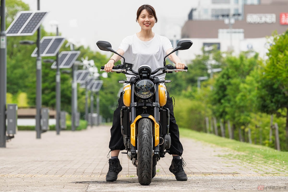 トライアンフ「トライデント660」と小野木里奈さん。身長160cmの場合、踵は浮くものの、母指球のあたりはしっかり地面に接地する足つき性となっています