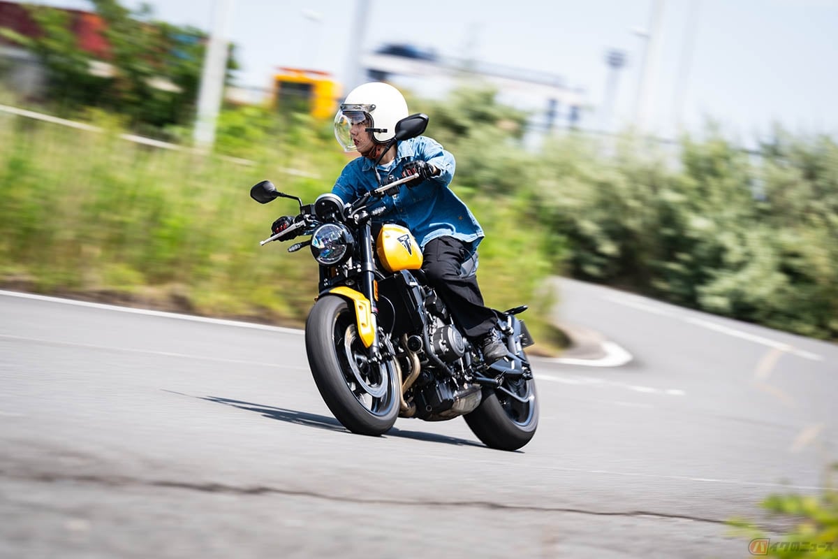 トライアンフ「トライデント660」に乗る小野木里奈さん